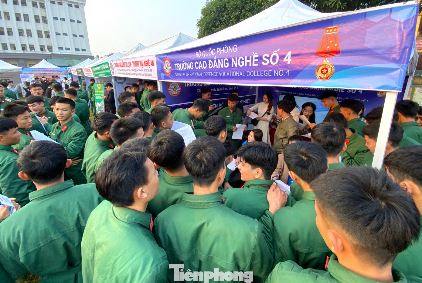 Tham dự ngày hội có 20 gian hàng gồm các gian hàng về tuyển dụng việc làm, tư vấn giới thiệu việc làm của các công ty, doanh nghiệp, tư vấn hướng nghiệp học nghề của các đơn vị trường học. Tham dự ngày hội có 20 gian hàng gồm các gian hàng về tuyển dụng việc làm, tư vấn giới thiệu việc làm của các công ty, doanh nghiệp, tư vấn hướng nghiệp học nghề của các đơn vị trường học.