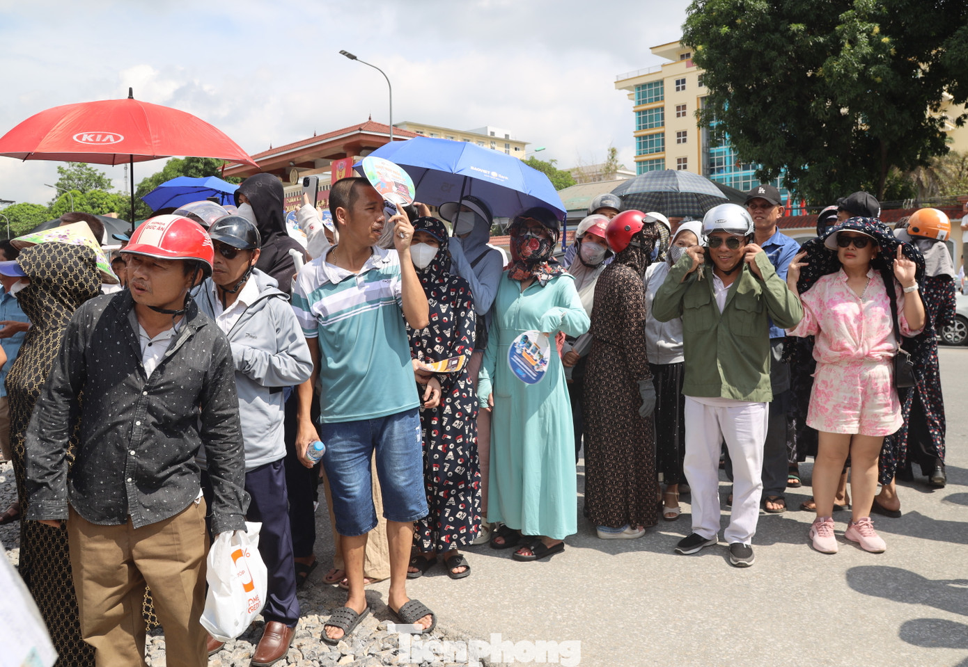 Khi hết giờ làm bài, các phụ huynh lại chen nhau đứng trước cổng để đón con. Ai cũng muốn gặp con sớm nhất để hỏi về tâm trạng và kết quả bài làm.