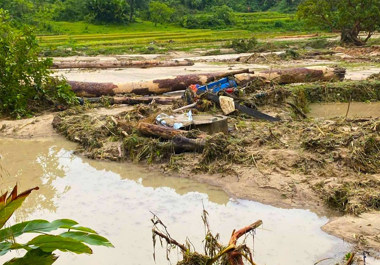 Người dân sống dọc suối bị thiệt hại lớn sau trận lũ quét. Người dân sống dọc suối bị thiệt hại lớn sau trận lũ quét.
