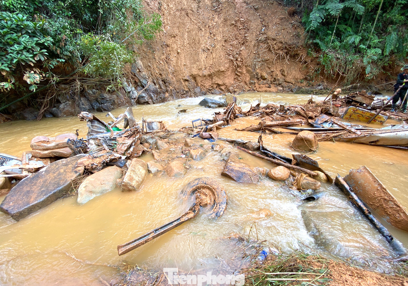 Sau khi bị cuốn xuống suối, chiếc xe khách bị trôi dạt cách hiện trường ban đầu khoảng 1km. Lúc tìm thấy chiếc xe khách, cơ quan chức năng đã tìm thấy hơn 20 hành khách tử vong quanh vị trí phát hiện xe khách.