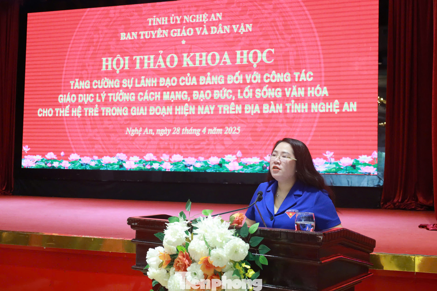 Chị Nguyễn Thị Phương Thúy - Bí thư Tỉnh Đoàn Nghệ An trình bày tham luận tại hội thảo. Chị Nguyễn Thị Phương Thúy - Bí thư Tỉnh Đoàn Nghệ An trình bày tham luận tại hội thảo.