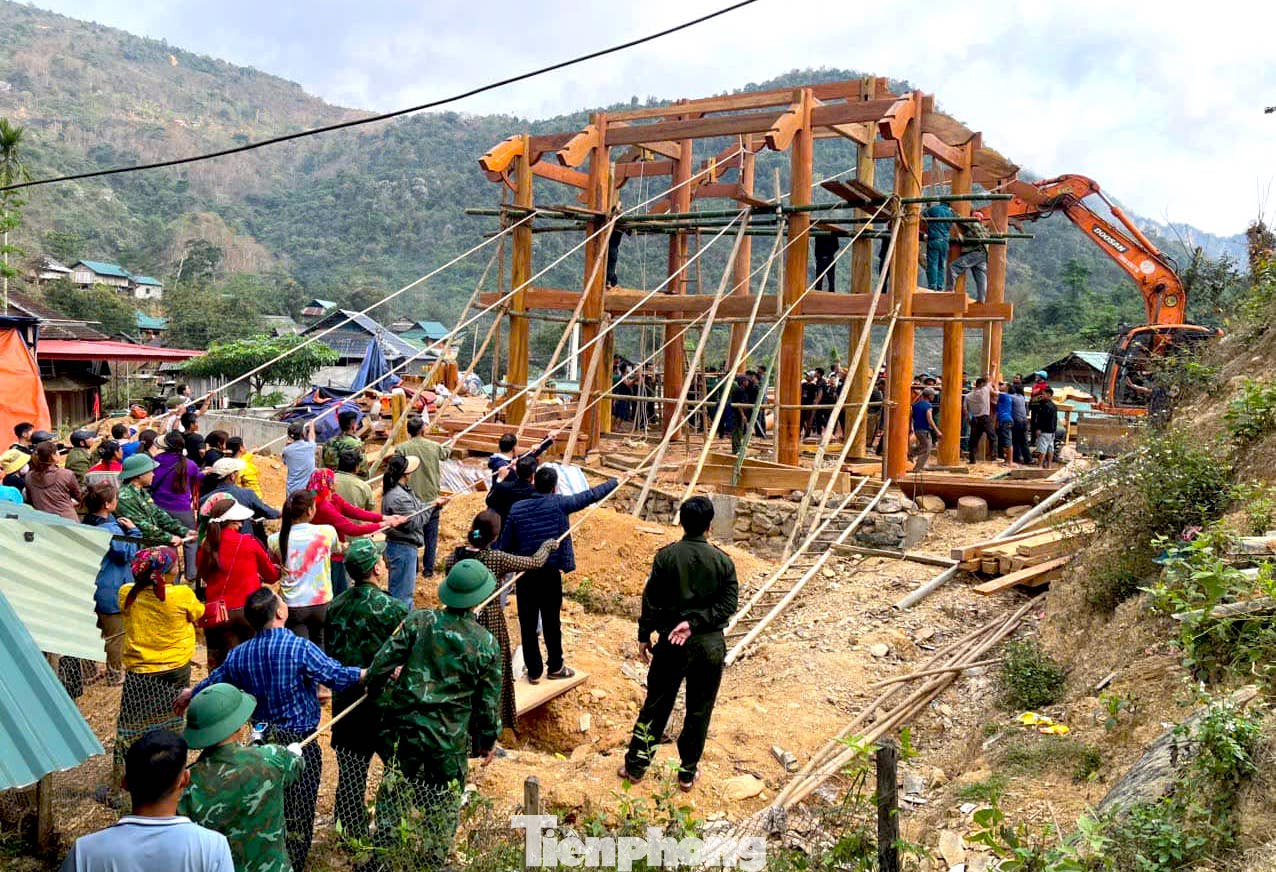 Tuần qua, hàng trăm đoàn viên thanh niên tại các xã của huyện Kỳ Sơn (Nghệ An) đã đồng loạt phối hợp với chính quyền địa phương, lực lượng chức năng hỗ trợ xây dựng nhà cho các hộ gia đình có hoàn cảnh khó khăn trên địa bàn.