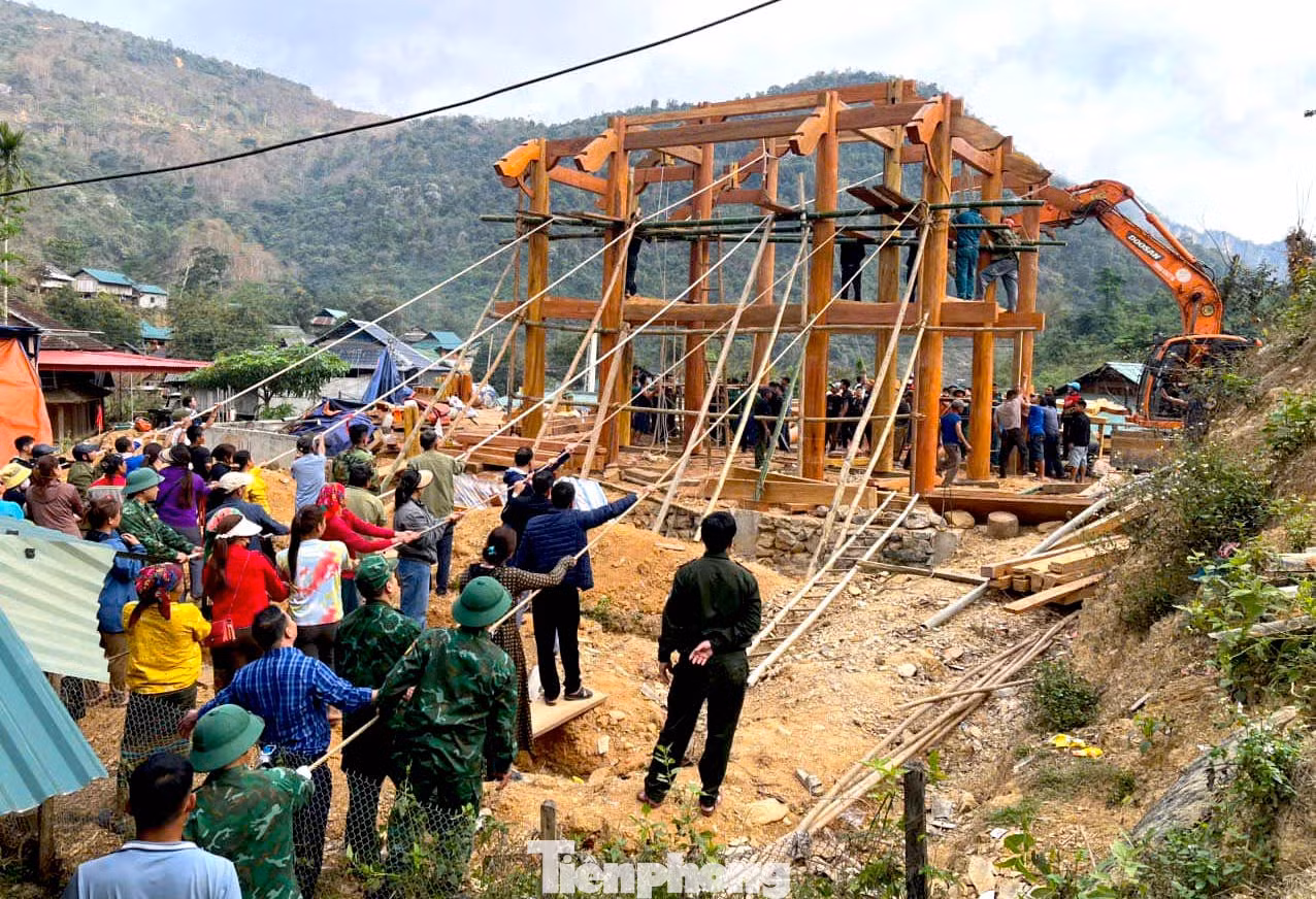 Tuần qua, hàng trăm đoàn viên thanh niên tại các xã của huyện Kỳ Sơn (Nghệ An) đã đồng loạt phối hợp với chính quyền địa phương, lực lượng chức năng hỗ trợ xây dựng nhà cho các hộ gia đình có hoàn cảnh khó khăn trên địa bàn. Tuần qua, hàng trăm đoàn viên thanh niên tại các xã của huyện Kỳ Sơn (Nghệ An) đã đồng loạt phối hợp với chính quyền địa phương, lực lượng chức năng hỗ trợ xây dựng nhà cho các hộ gia đình có hoàn cảnh khó khăn trên địa bàn.