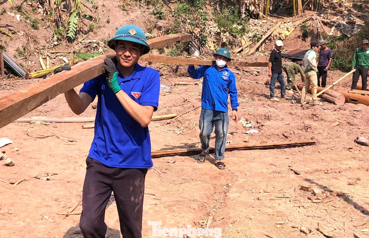 Thời tiết nắng nóng nhưng các đoàn viên thanh niên vẫn miệt mài vác cột, hỗ trợ người dân dựng nhà.