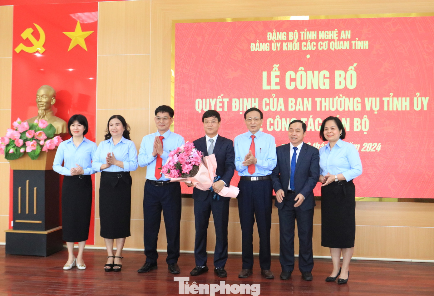 Lãnh đạo Đảng ủy Khối các cơ quan tỉnh Nghệ An tặng hoa chúc mừng ông Phạm Tuấn Vinh.