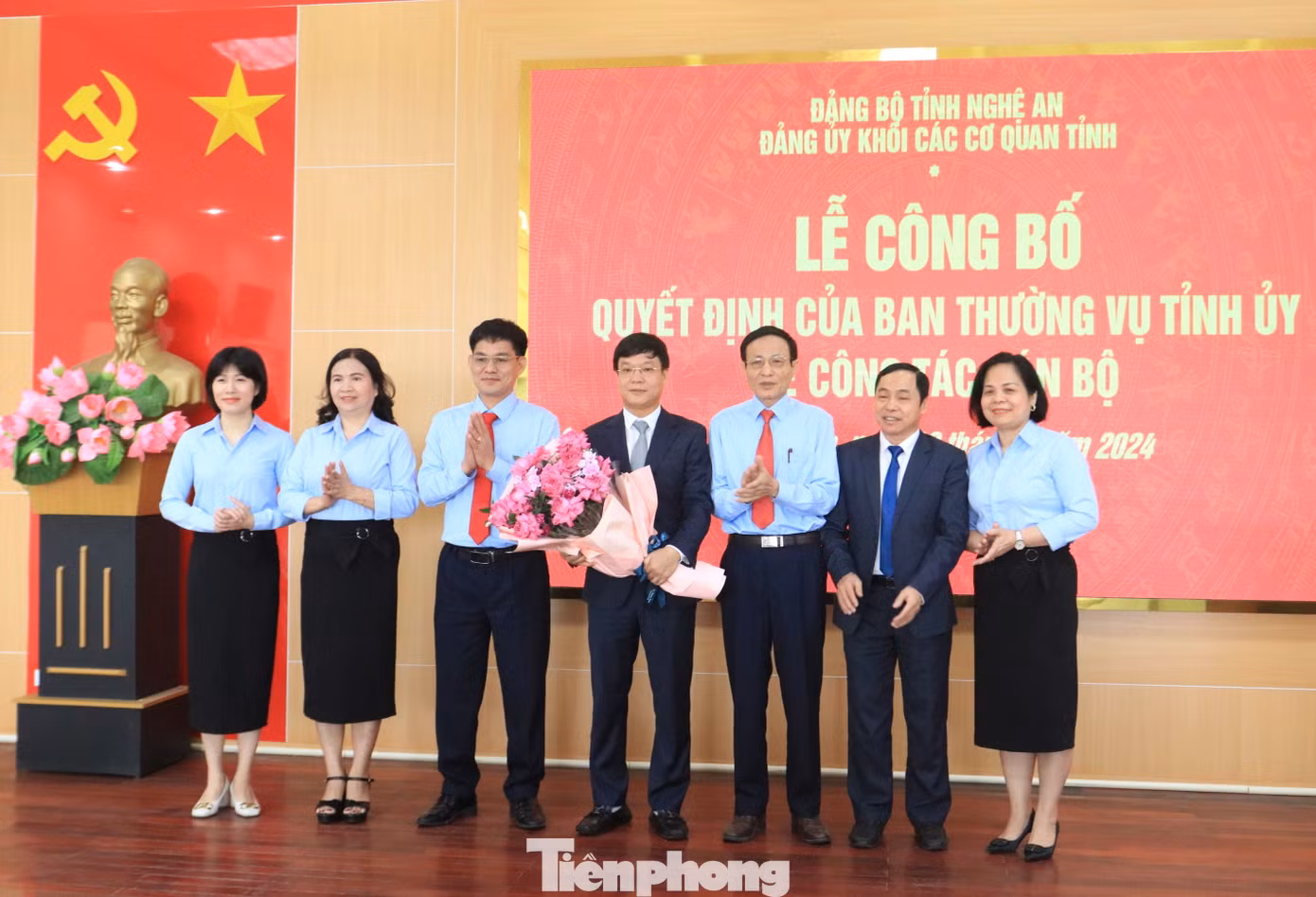 Lãnh đạo Đảng ủy Khối các cơ quan tỉnh Nghệ An tặng hoa chúc mừng ông Phạm Tuấn Vinh.