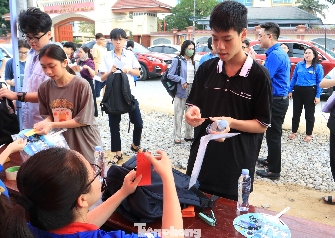 Khi nhận giữ đồ miễn phí, các đoàn viên thanh niên đã chuẩn bị 2 phiếu có số trùng nhau. 1 phiếu phát cho thí sinh, phiếu còn lại ghim vào cặp, túi, đồ dùng của thí sinh để tránh thất lạc.