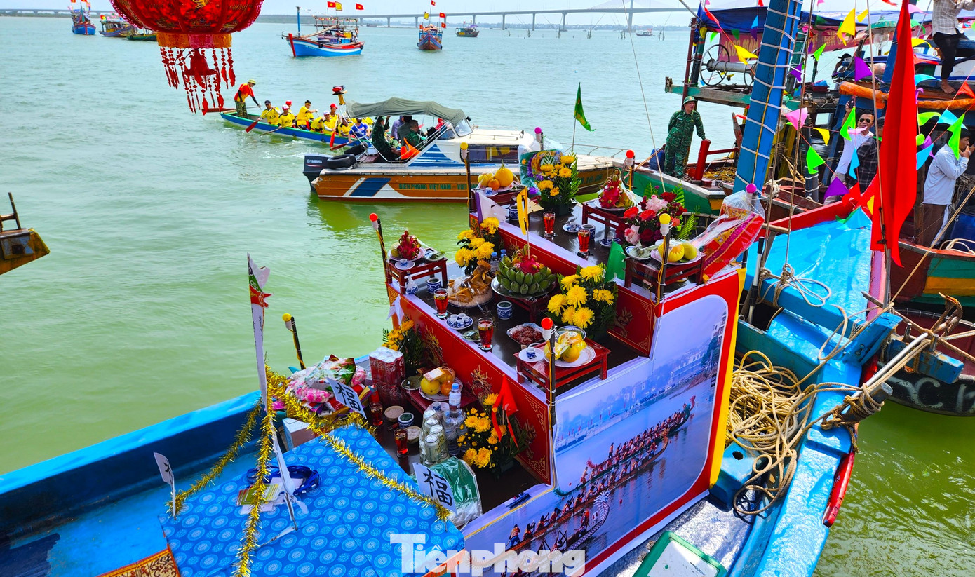 Trên mũi 3 thuyền được bài trí nhiều đồ lễ cùng 2 kiệu để ra cửa biển cúng bái.