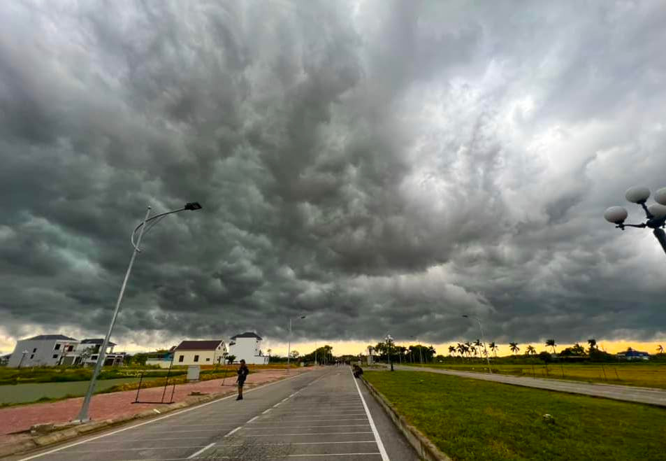 Theo Trưởng phòng Dự báo Đài Khí tượng Thủy văn Bắc Trung Bộ chia sẻ trong ngày 6/9 trên địa bàn Nghệ An sẽ có mưa vừa và nhỏ. Dự kiến từ 0h ngày 7/9 đến hết 7/9 trên địa bàn tỉnh Nghệ An khả năng sẽ xuất hiện mưa lớn. Trong mưa đề phòng sạt lở và ngập úng. Theo Trưởng phòng Dự báo Đài Khí tượng Thủy văn Bắc Trung Bộ chia sẻ trong ngày 6/9 trên địa bàn Nghệ An sẽ có mưa vừa và nhỏ. Dự kiến từ 0h ngày 7/9 đến hết 7/9 trên địa bàn tỉnh Nghệ An khả năng sẽ xuất hiện mưa lớn. Trong mưa đề phòng sạt lở và ngập úng.