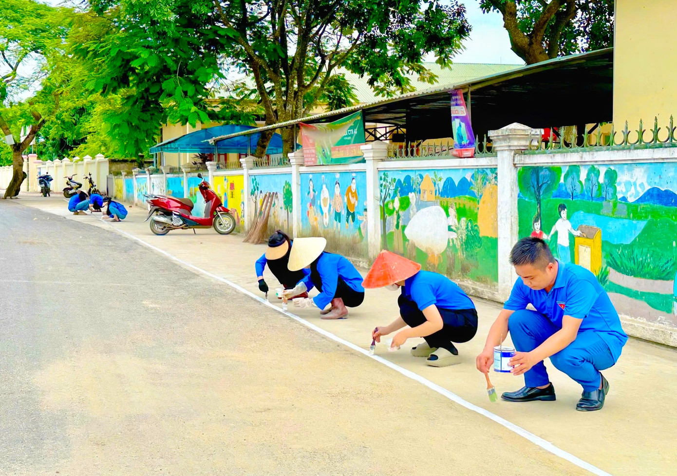 Để chuẩn bị các điều kiện tốt nhất đón các em học sinh trong năm học mới 2024 - 2025, những ngày qua tuổi trẻ thị xã Thái Hòa (Nghệ An) phối hợp cùng các thầy, cô giáo, ban cán sự các khối, xóm đến dọn dẹp, vận chuyển đồ đạc, sơn sửa, làm đẹp các cổng trường học trên địa bàn. Để chuẩn bị các điều kiện tốt nhất đón các em học sinh trong năm học mới 2024 - 2025, những ngày qua tuổi trẻ thị xã Thái Hòa (Nghệ An) phối hợp cùng các thầy, cô giáo, ban cán sự các khối, xóm đến dọn dẹp, vận chuyển đồ đạc, sơn sửa, làm đẹp các cổng trường học trên địa bàn.