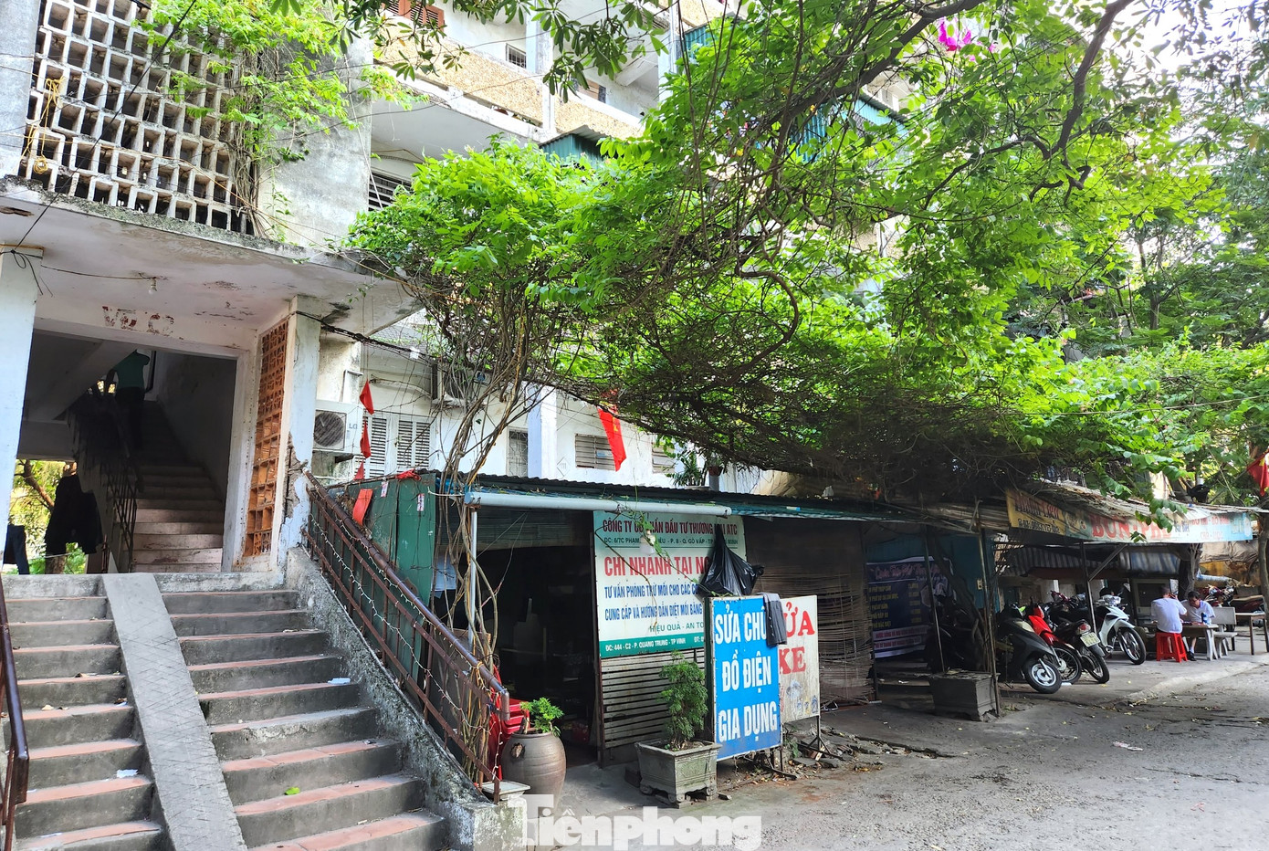 Phía mặt tiền dãy chung cư cũ được cải tạo thành dãy ki-ot cho thuê buôn bán cũng làm tăng mối nguy hiểm, dễ xảy ra cháy nổ.