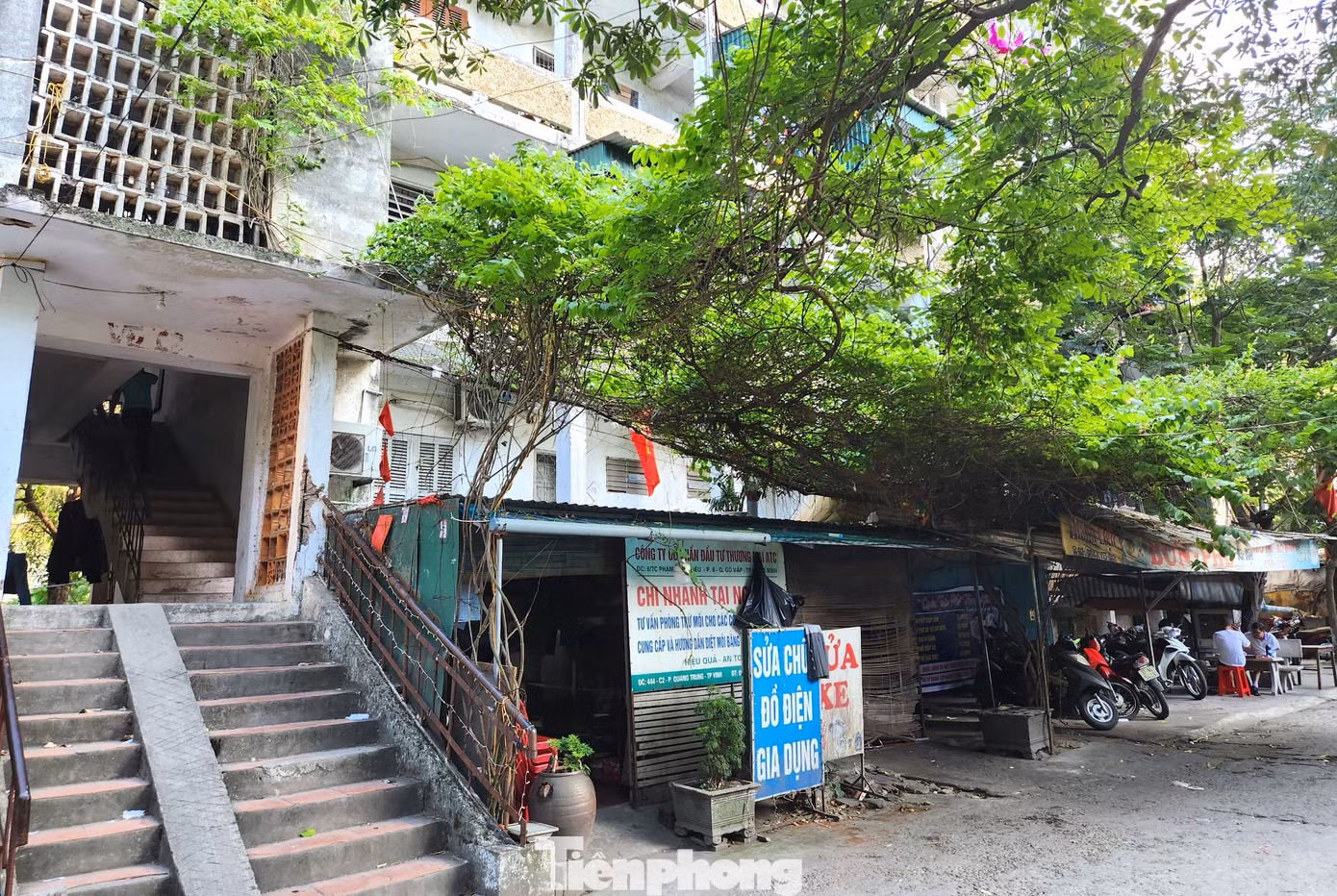 Phía mặt tiền dãy chung cư cũ được cải tạo thành dãy ki-ot cho thuê buôn bán cũng làm tăng mối nguy hiểm, dễ xảy ra cháy nổ.