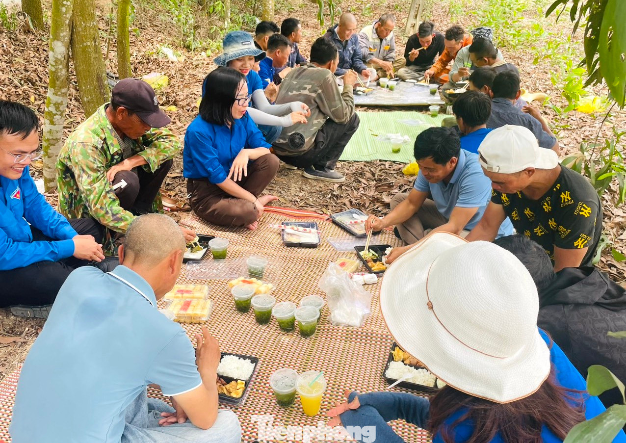 Các đoàn viên thanh niên huyện Yên Thành (Nghệ An) tổ chức bữa cơm trưa ngay tại khu vực công trường để các công nhân tranh thủ ăn cơm rồi nghỉ ngơi và lấy lại sức khỏe tiếp tục một buổi chiều làm việc.