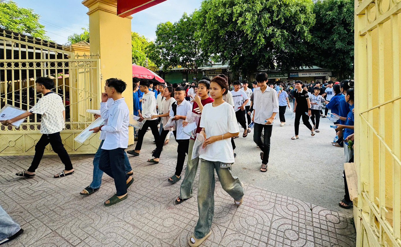 Kỳ thi tuyển sinh lớp 10 năm 2025, toàn tỉnh Nghệ An có 39.130 thí sinh đăng ký dự thi vào 69 trường công lập. Từ sáng sớm 3/6, các thí sinh đã có mặt tại 71 điểm thi trên toàn tỉnh để tham dự kỳ thi.