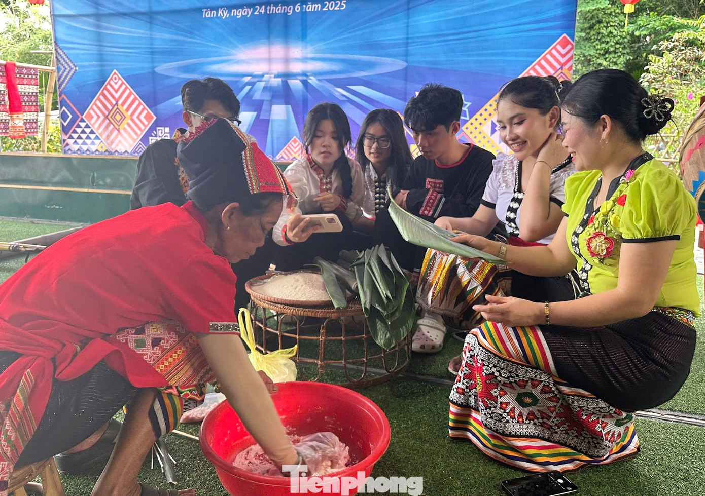 Được tận mắt chứng kiến và trải nghiệm làm những món bánh đặc sản của người dân bản địa huyện Tân Kỳ.