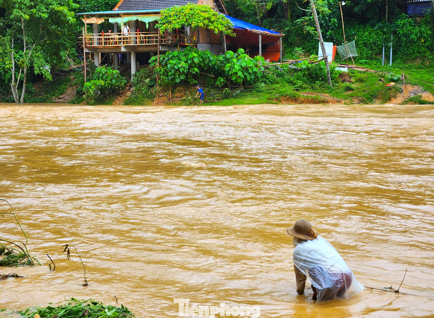 Cứ thế, từ sáng sớm đến trưa rồi từ trưa đến chiều, người dân lại cầm vợt ra bờ sông xúc cá. Cứ thế, từ sáng sớm đến trưa rồi từ trưa đến chiều, người dân lại cầm vợt ra bờ sông xúc cá.
