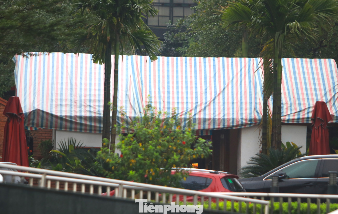 Ghi nhận của PV vào sáng 17/2, một số hạng mục trong cụm công trình này đã được sử dụng bạt để bịt mái ngói.