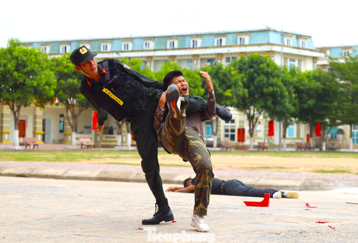 Biểu diễn võ thuật qua các tình huống giả định.