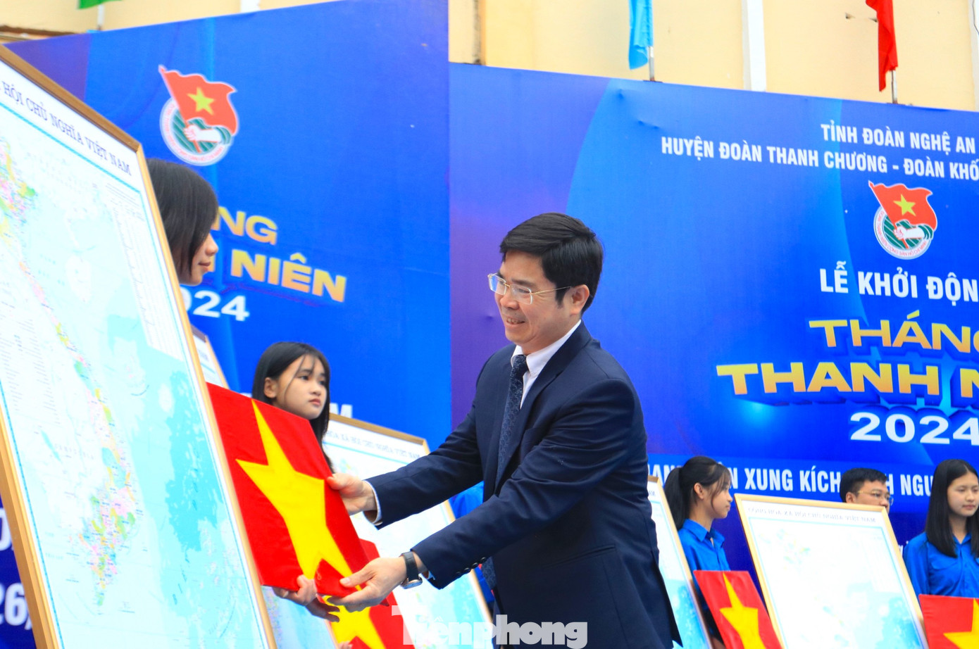 Nhằm tăng cường giáo dục lòng yêu nước, góp phần nâng cao ý thức về chủ quyền quốc gia, dân tộc, BTV Huyện Đoàn Thanh Chương và Đoàn Khối cơ quan tỉnh đã phát động Cuộc vận động "Tự hào một dải non sông" ở tất cả các cấp bộ Đoàn, Hội, Đội trực thuộc thông qua việc sử dụng bản đồ Việt Nam tại các không gian học tập, làm việc và sinh hoạt cộng đồng của thanh thiếu nhi và người dân. Tại chương trình, Liên đội trường THCS Thanh Thủy cũng phát động hưởng ứng cuộc vận động, mỗi chi đội thực hiện treo một tấm bản đồ trong lớp học. Nhằm tăng cường giáo dục lòng yêu nước, góp phần nâng cao ý thức về chủ quyền quốc gia, dân tộc, BTV Huyện Đoàn Thanh Chương và Đoàn Khối cơ quan tỉnh đã phát động Cuộc vận động "Tự hào một dải non sông" ở tất cả các cấp bộ Đoàn, Hội, Đội trực thuộc thông qua việc sử dụng bản đồ Việt Nam tại các không gian học tập, làm việc và sinh hoạt cộng đồng của thanh thiếu nhi và người dân. Tại chương trình, Liên đội trường THCS Thanh Thủy cũng phát động hưởng ứng cuộc vận động, mỗi chi đội thực hiện treo một tấm bản đồ trong lớp học.