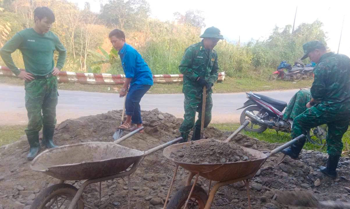 Trước khi đổ bê tông, các cán bộ chiến sĩ Đồn Biên phòng đã được huy động để đổ đá, san gạt làm nền đường chắc chắn. Các đoàn viên thanh niên xã và cán bộ chiến sĩ Biên phòng vận chuyển đất, đá làm nền đường. Trước khi đổ bê tông, các cán bộ chiến sĩ Đồn Biên phòng đã được huy động để đổ đá, san gạt làm nền đường chắc chắn. Các đoàn viên thanh niên xã và cán bộ chiến sĩ Biên phòng vận chuyển đất, đá làm nền đường.