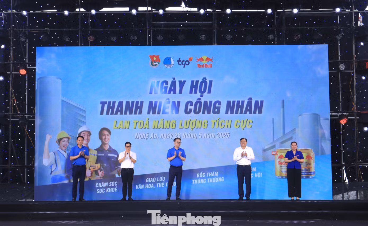 Các đại biểu thực hiện nghi thức khai mạc Ngày hội Thanh niên công nhân 2025.