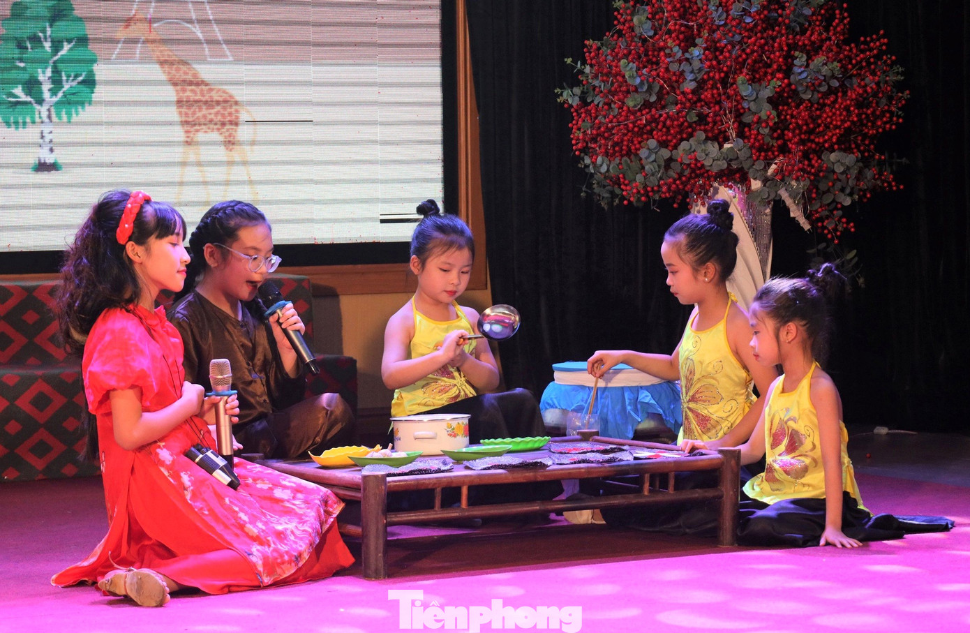 Mỗi đội thi có 3 thành viên sẽ thực hiện bài thuyết trình của mình trong thời gian từ 3-5 phút. Sau khi trình bày xong, Ban Giám khảo sẽ đặt câu hỏi có nội dung liên quan đến bài thuyết trình. Đội thi sẽ cử đại diện trả lời trong thời gian không quá 2 phút.