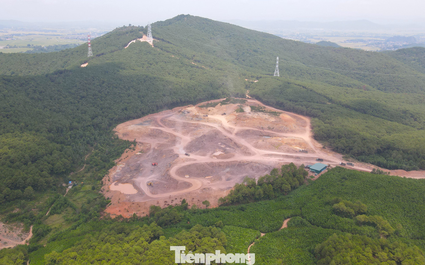 Nằm cách mỏ của công ty Thiên Hoàng chừng 3km. Đối với mỏ đất của Công ty Hoàng Phúc, cơ quan chức năng xác định khai thác ra ngoài phạm vi mỏ cấp phép 1 vị trí, có diện tích vi phạm 1.454 m2.