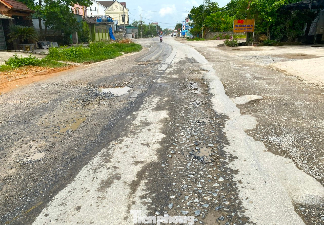 Nhiều đoạn mặt đường cũ đã xuống cấp nghiêm trọng, xuất hiện ổ voi, ổ gà. Nhiều đoạn mặt đường cũ đã xuống cấp nghiêm trọng, xuất hiện ổ voi, ổ gà.