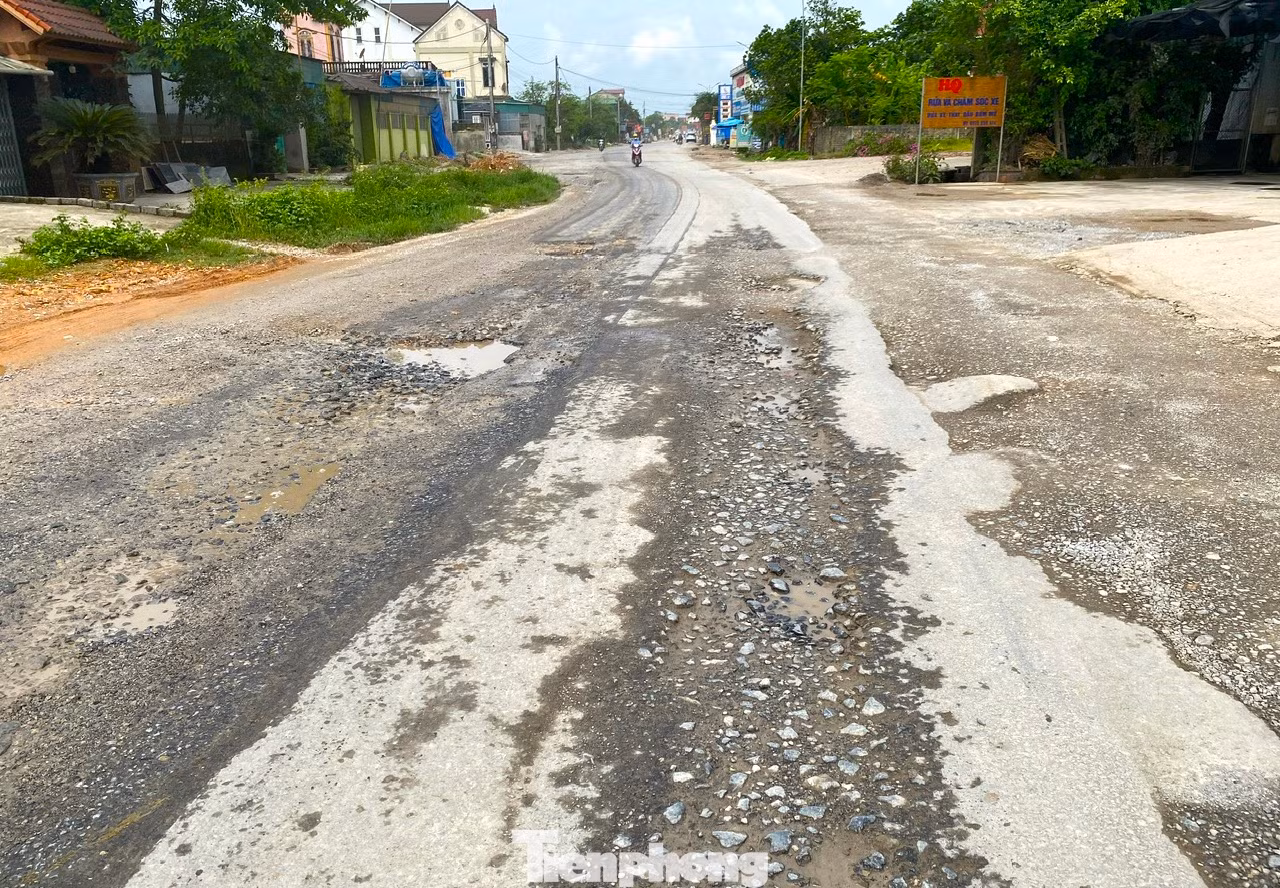 Nhiều đoạn mặt đường cũ đã xuống cấp nghiêm trọng, xuất hiện ổ voi, ổ gà.