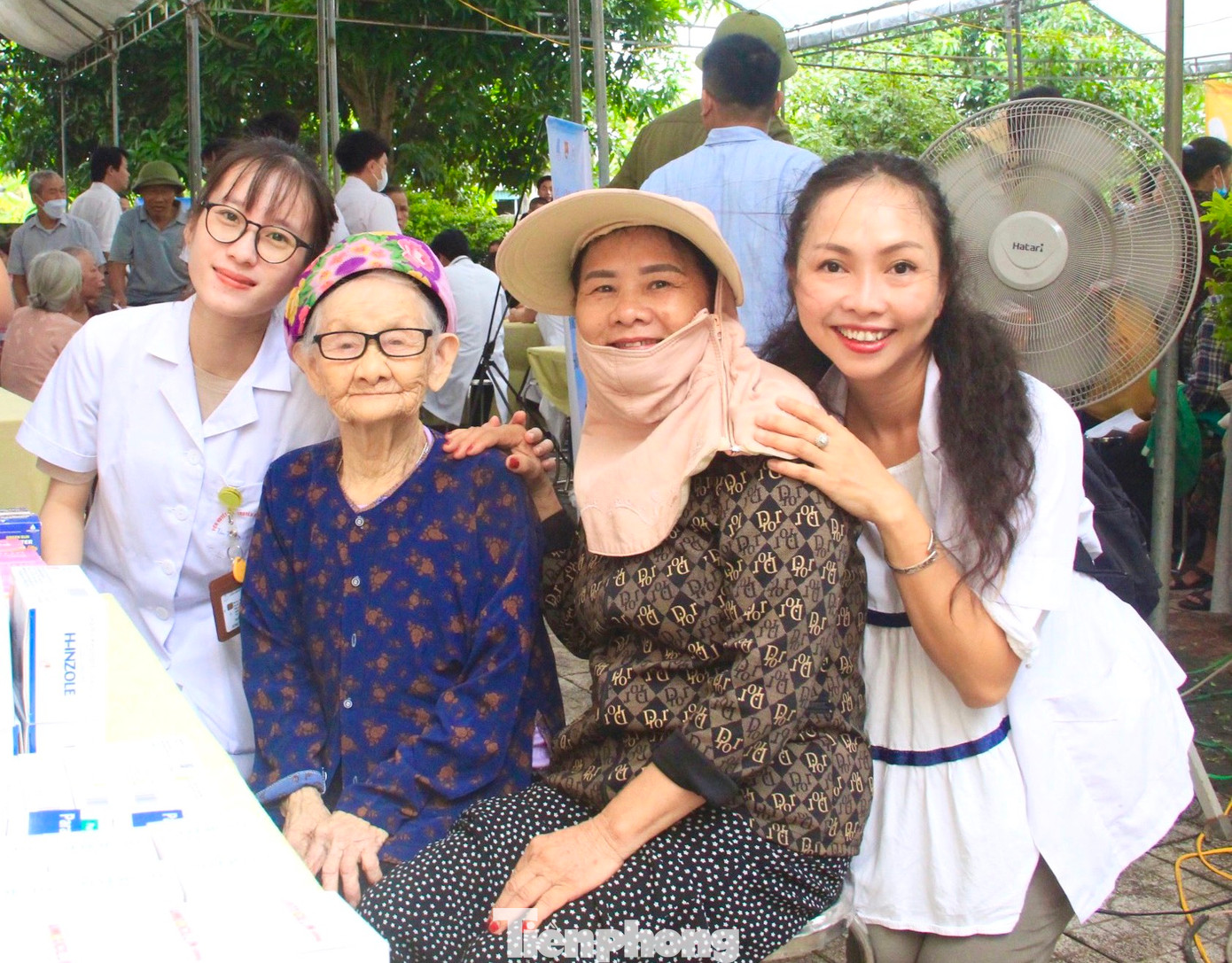 Niềm vui của người dân khi được các y bác sĩ khám bệnh, tư vấn nhiệt tình về các loại bệnh.