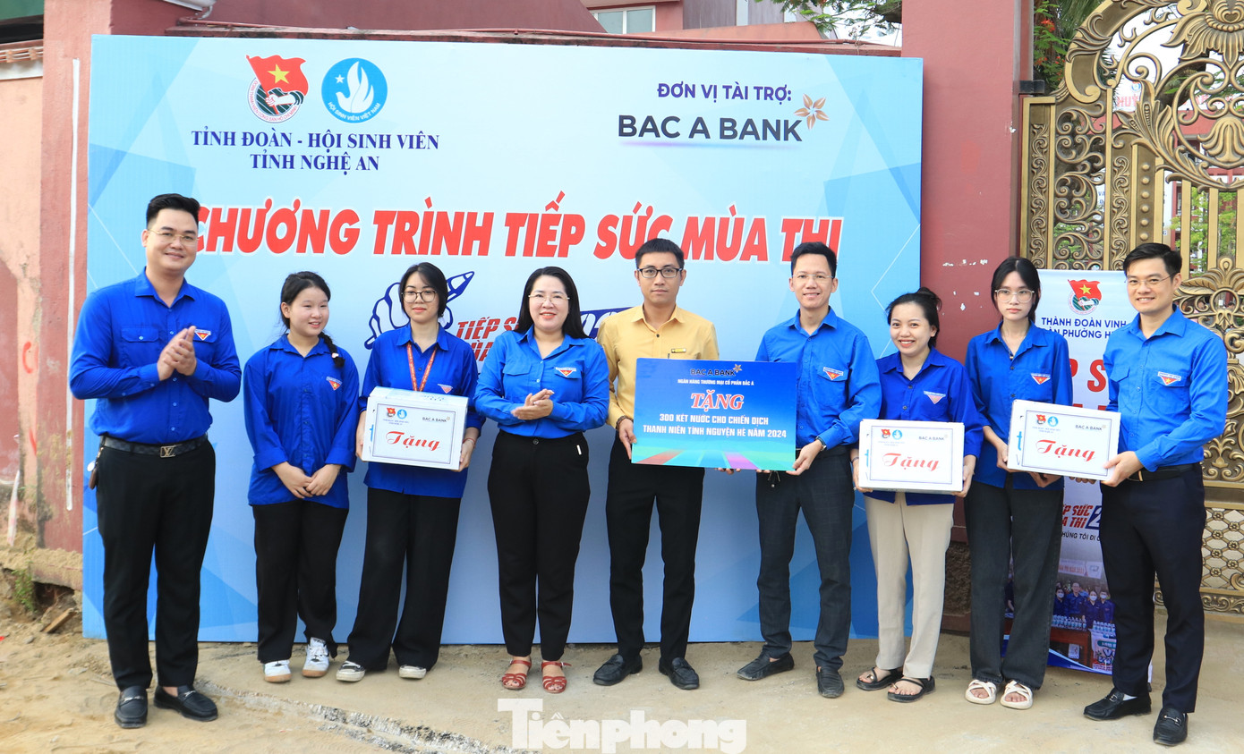 Sáng 5/6, tại điểm thi trường THPT Huỳnh Thúc Kháng (thành phố Vinh, Nghệ An), chị Nguyễn Thị Phương Thúy - Phó Bí thư Thường trực Tỉnh Đoàn Nghệ An cùng đại diện Ngân hàng TMCP Bắc Á đã đến trao tặng 300 két nước nhằm kịp thời chia sẻ, động viên đội hình thanh tình nguyện Hè 2024, đội hình tiếp sức mùa thi.