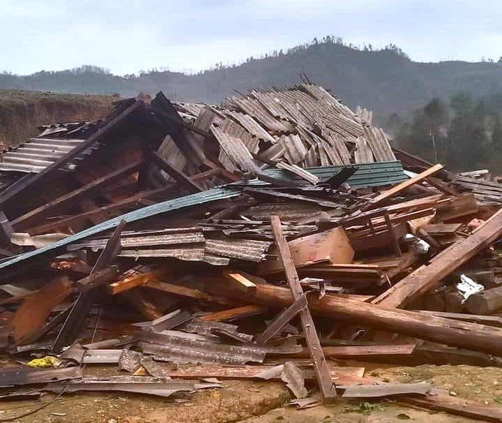 Ông Moong Văn Lợi - Chủ tịch UBND xã Bảo Thắng cho biết, theo thống kê sơ bộ, trận mưa đá, lốc xoáy đã khiến hơn 150 hộ gia đình bị hư hỏng, tốc mái. Trong đó có 2 nhà bị sập hoàn toàn. Ngoài ra, có 3 bản chưa thể tiếp cận để thống kê thiệt hại sau vụ việc.