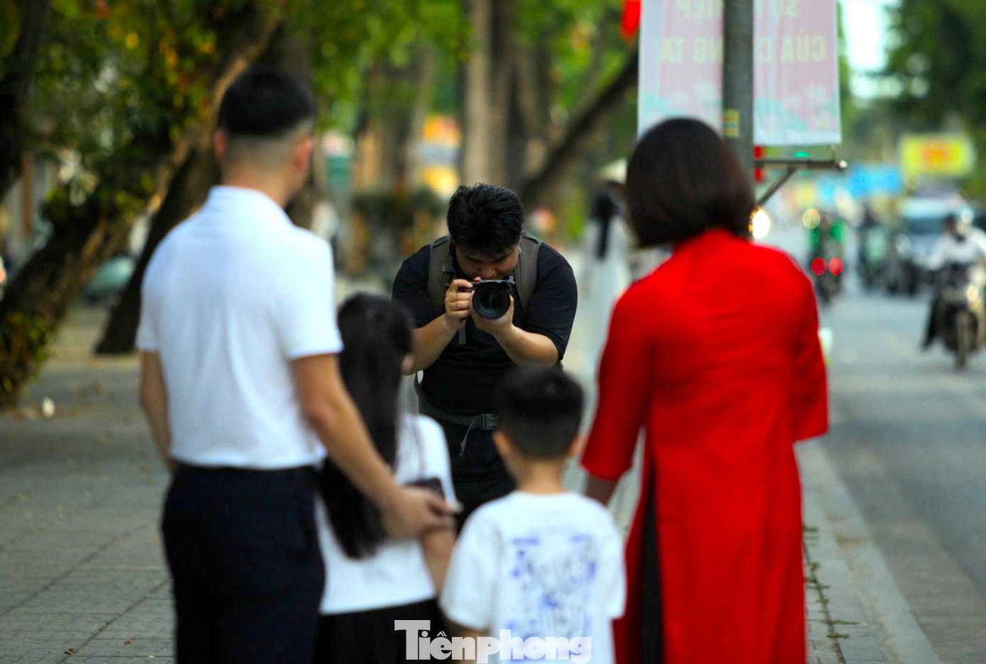 Trên tuyến đường này luôn có khoảng 10 thợ chụp ảnh túc trực để chụp hình mỗi khi khách có nhu cầu. Giá mỗi lần chụp hình lấy ngay dao động từ 200-250 nghìn đồng/1 người. Sau vài giờ chụp, các thợ ảnh có thể kiếm được cả triệu đồng.