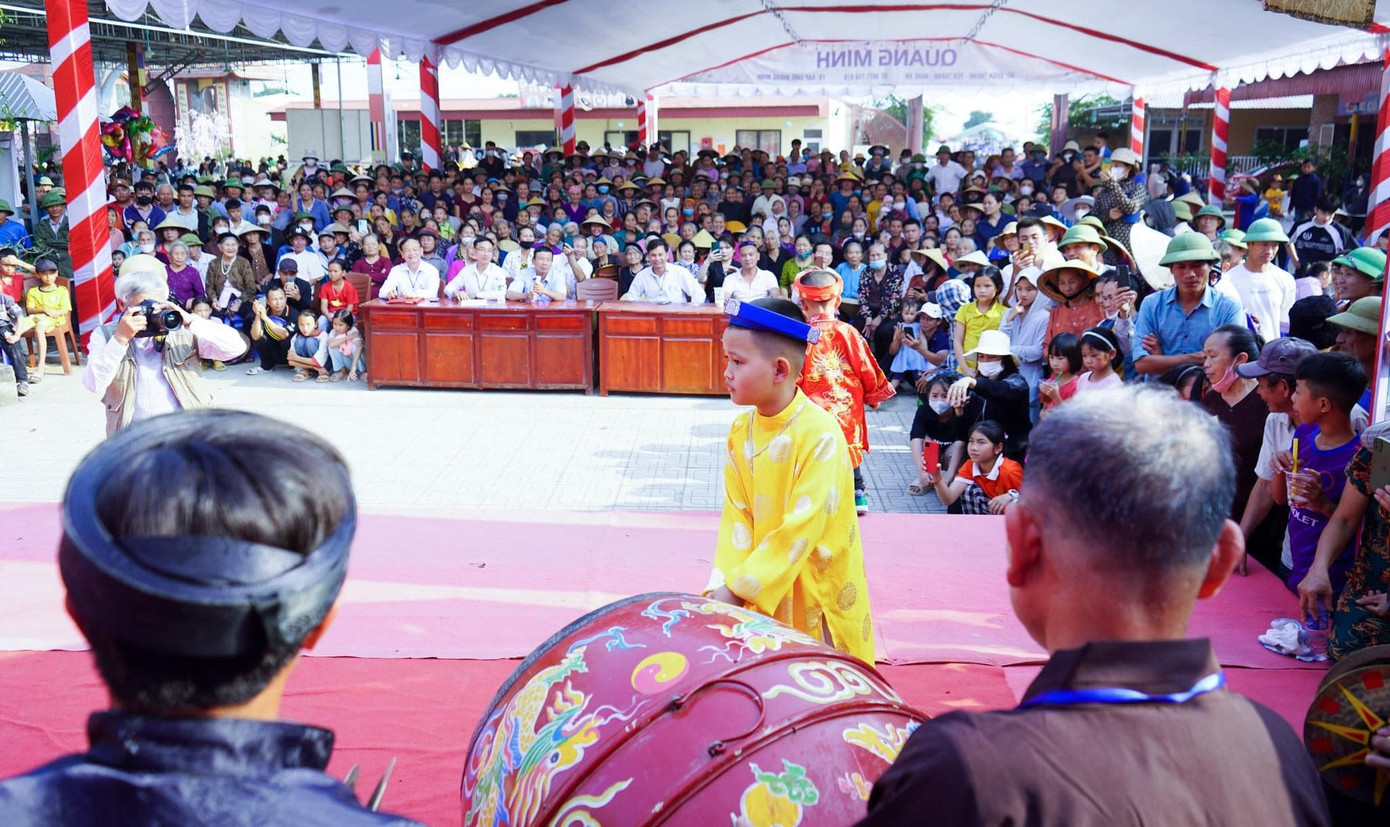 Các cháu nhỏ đánh trống trong sự chăm chú theo dõi của cả nghìn người xung quanh. Ảnh: Phật giáo Yên Thành.