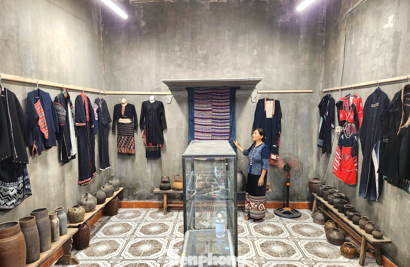 Trong bảo tàng Pỉ Noọng của bà Sầm Thị Bích (trú bản Hoa Tiến, xã Châu Tiến, huyện Quỳ Châu, Nghệ An) đang trưng bày rất nhiều bộ váy áo cổ của các dân tộc thiểu số. Đây đều là những bộ váy áo cổ có niên đại hàng chục đến cả trăm năm được bà Bích bỏ tiền ra sưu tầm từ nhiều tỉnh thành trên cả nước. "Từ Pỉ Noọng trong tiếng Thái có nghĩa là anh em. Vì thế tôi đặt tên cho bảo tàng và tôi sưu tầm đồ của nhiều dân tộc anh em khác nhau về trưng bày. Trong đó đa số là váy áo, trang phục của các dân tộc thiểu số”, bà Bích chia sẻ.