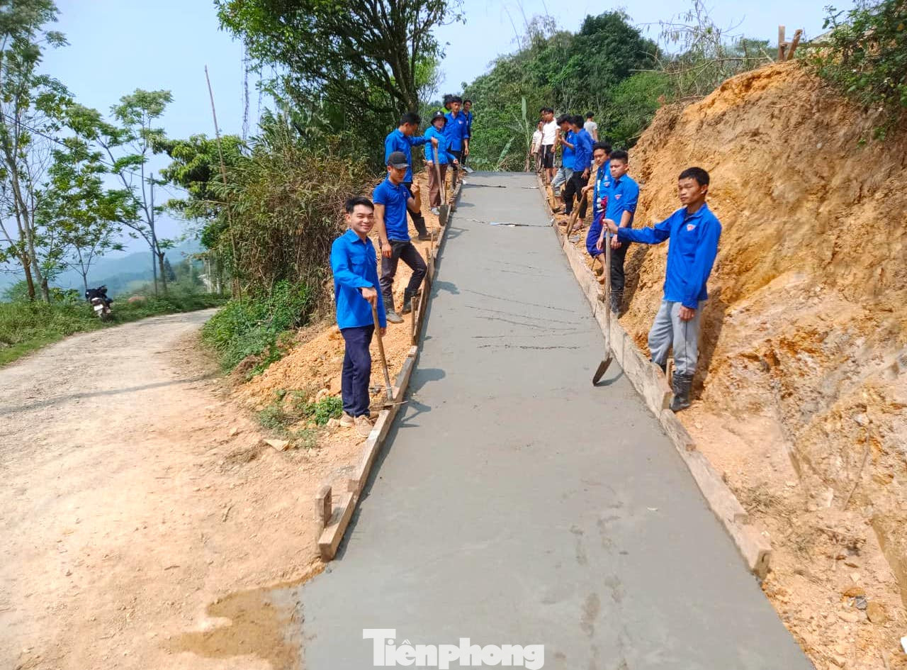 10km đường quê được thắp sáng. 20km đường giao thông nông thôn trên toàn tỉnh được làm mới sạch đẹp để phục vụ người dân.