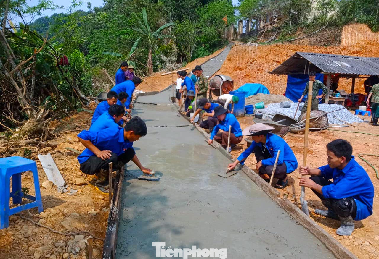 10km đường quê được thắp sáng. 20km đường giao thông nông thôn trên toàn tỉnh được làm mới sạch đẹp để phục vụ người dân.