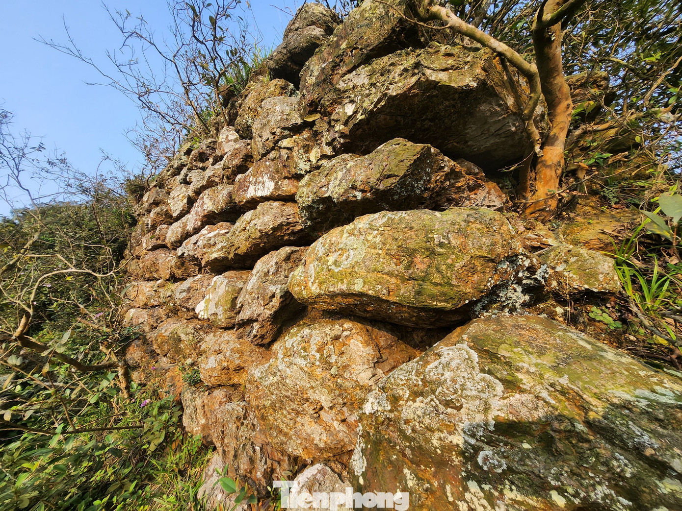 Nhiều đoạn thành hiện đang bị xuống cấp, đá sụt lún.