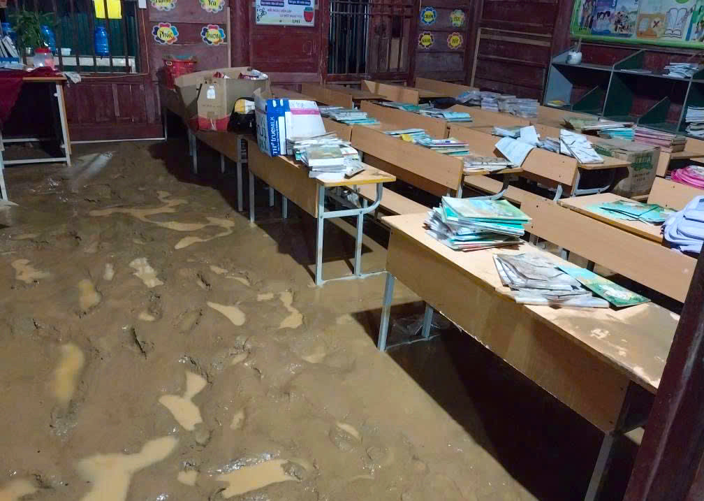 Khi lũ rút đi, nhiều tài sản của trường, các đồ dùng học tập, sách vở của học sinh bị nước lũ gây hư hỏng.
