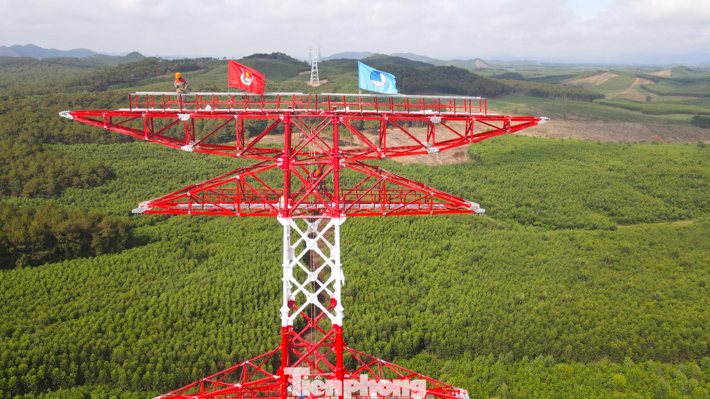 Hai lá cờ Đoàn và cờ Hội LHTN Việt Nam tung bay phấp phới trên cột điện 500kV mạch 3 là niềm tự hào và minh chứng cho sự quyết tâm của tuổi trẻ tỉnh Nghệ An trong việc hỗ trợ thực hiện đường dây 500kV mạch 3 nói riêng và các công trình trọng điểm quốc gia giai đoạn hiện nay nói chung.