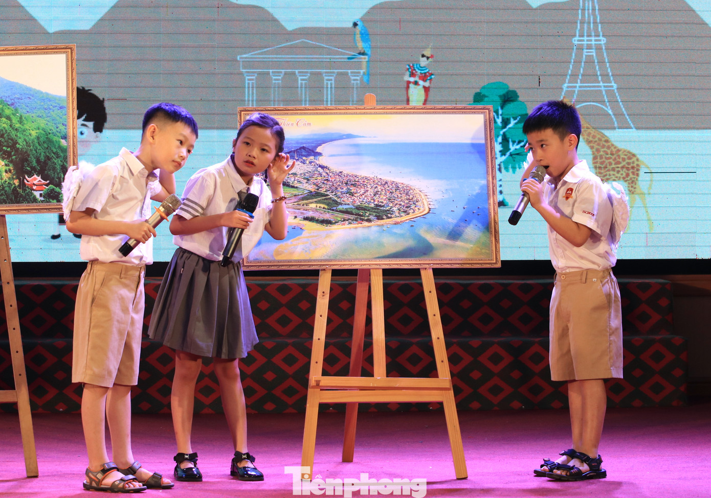 Đội thi đến từ tỉnh Hà Tĩnh tự tin tương tác, thuyết trình bằng tiếng Anh giới thiệu những danh lam, thắng cảnh quê hương mình.