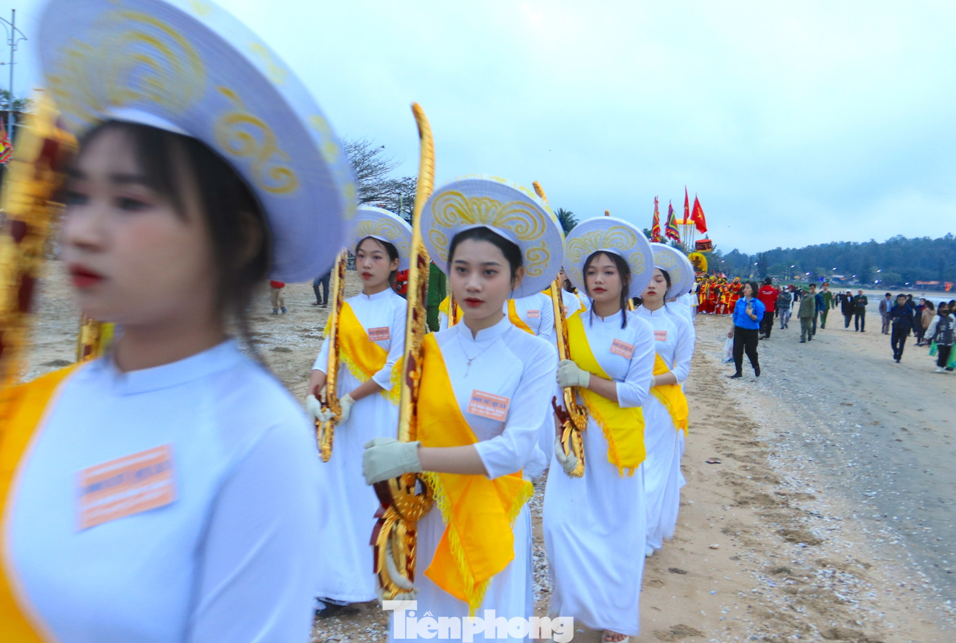 "Các thiếu nữ được chọn để làm lễ hội là những cô gái có phẩm chất tốt, ngoại hình đẹp. Trước đó, các thiếu nữ được tập duyệt cách cầm bảo kiếm, cách đi cùng đoàn rước trong nghi lễ", một cán bộ ban quản lý Đền Cờn chia sẻ. "Các thiếu nữ được chọn để làm lễ hội là những cô gái có phẩm chất tốt, ngoại hình đẹp. Trước đó, các thiếu nữ được tập duyệt cách cầm bảo kiếm, cách đi cùng đoàn rước trong nghi lễ", một cán bộ ban quản lý Đền Cờn chia sẻ.