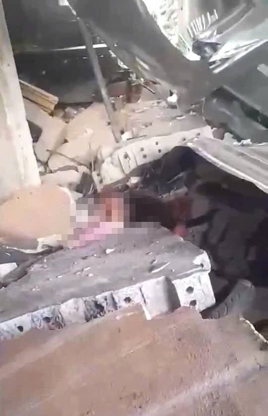 Hiện trường vụ tai nạn cho thấy, một phần căn nhà là tiệm tạp hóa bị xe tải tông sập, hư hỏng. Nhiều bức tường đổ sập đè lên người các nạn nhân. Hiện trường vụ tai nạn cho thấy, một phần căn nhà là tiệm tạp hóa bị xe tải tông sập, hư hỏng. Nhiều bức tường đổ sập đè lên người các nạn nhân.