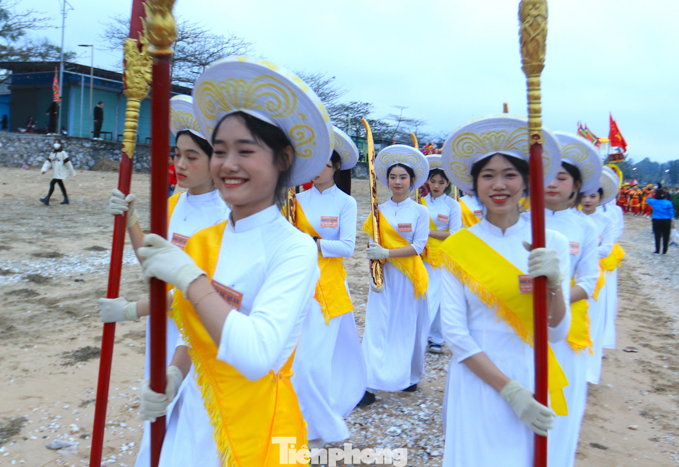 "Các thiếu nữ được chọn để làm lễ hội là những cô gái có phẩm chất tốt, ngoại hình đẹp. Trước đó, các thiếu nữ được tập duyệt cách cầm bảo kiếm, cách đi cùng đoàn rước trong nghi lễ", một cán bộ ban quản lý Đền Cờn chia sẻ. "Các thiếu nữ được chọn để làm lễ hội là những cô gái có phẩm chất tốt, ngoại hình đẹp. Trước đó, các thiếu nữ được tập duyệt cách cầm bảo kiếm, cách đi cùng đoàn rước trong nghi lễ", một cán bộ ban quản lý Đền Cờn chia sẻ.