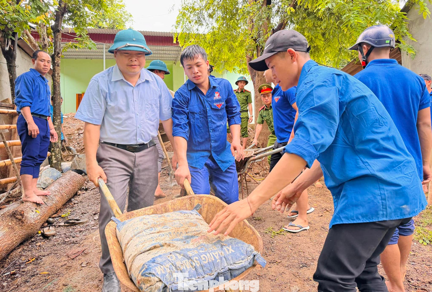 Hưởng ứng dịp ra quân Chiến dịch thanh niên tình nguyện Hè 2024, toàn tỉnh Nghệ An đã làm mới và tu sửa hơn 20 km đường giao thông nông thôn.