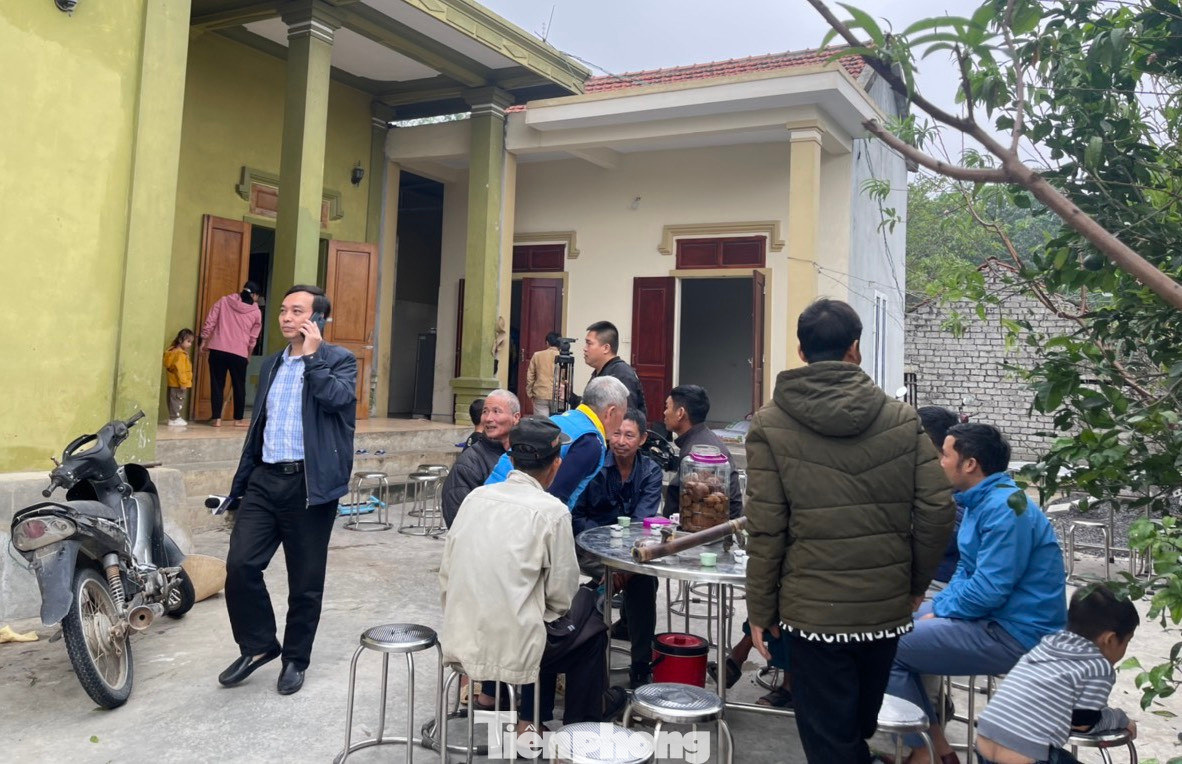 Từ sáng 2/12, rất đông người dân, hàng xóm đến thăm hỏi, chúc mừng cháu Phúc An đã được tìm thấy bình an trở về. Từ sáng 2/12, rất đông người dân, hàng xóm đến thăm hỏi, chúc mừng cháu Phúc An đã được tìm thấy bình an trở về.