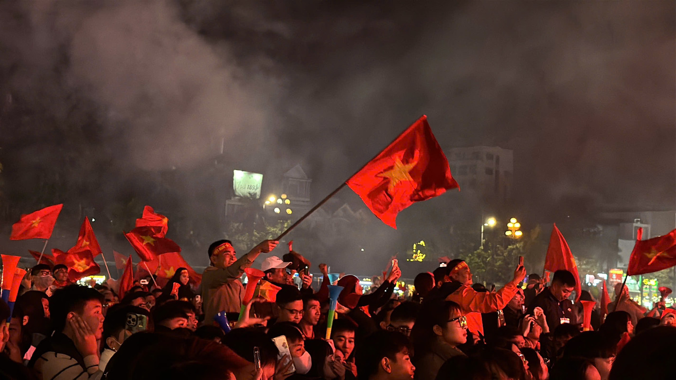 Khi trận đấu kết thúc, hàng ngàn người cùng phất cờ, hô vang để ăn mừng chiến thắng của đội tuyển Việt Nam.