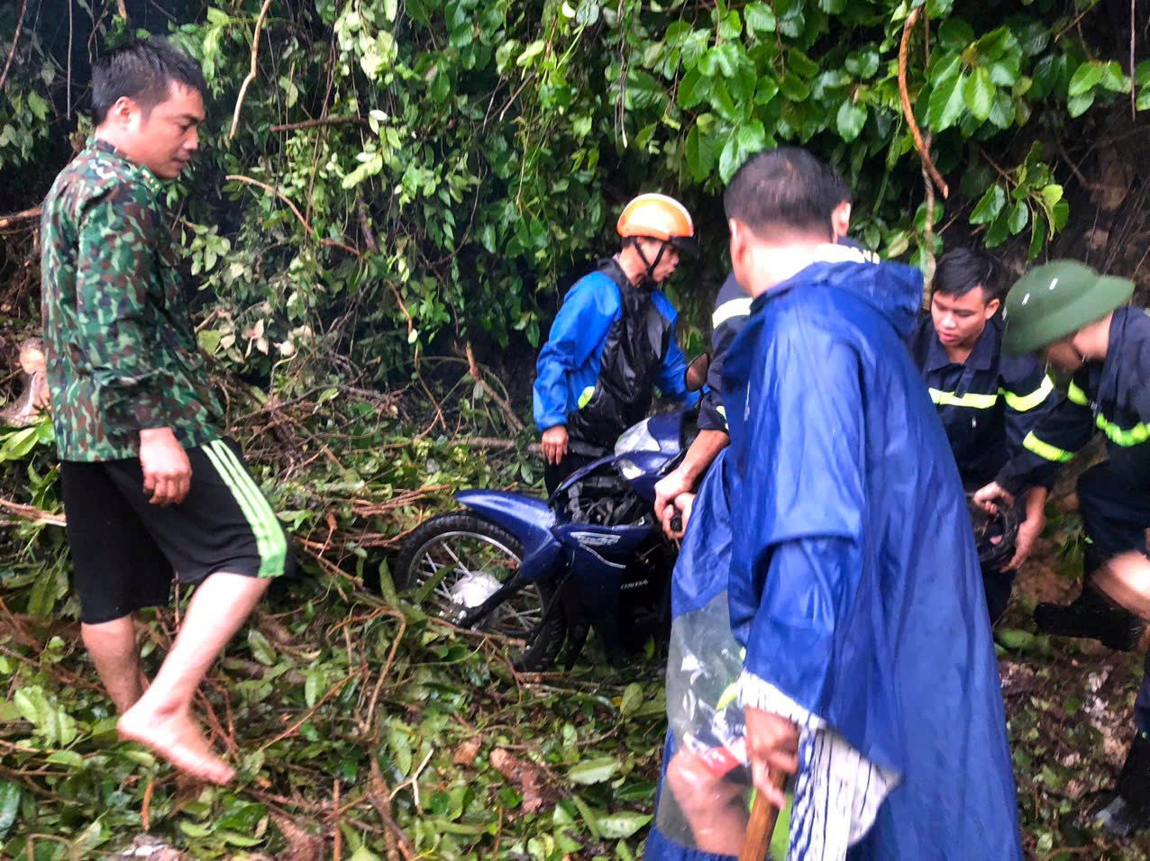Lực lượng chức năng cắt cành, dọn hiện trường, đưa chiếc xe máy gặp nạn ra ngoài. Ảnh: Bá Hậu Lực lượng chức năng cắt cành, dọn hiện trường, đưa chiếc xe máy gặp nạn ra ngoài. Ảnh: Bá Hậu