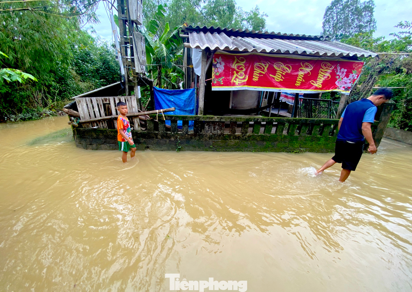Trong ngày 25/9, nước bắt đầu rút dần. Tuy nhiên dãy nhà khu vực sát bờ sông vẫn còn ngập khoảng 30-40cm.