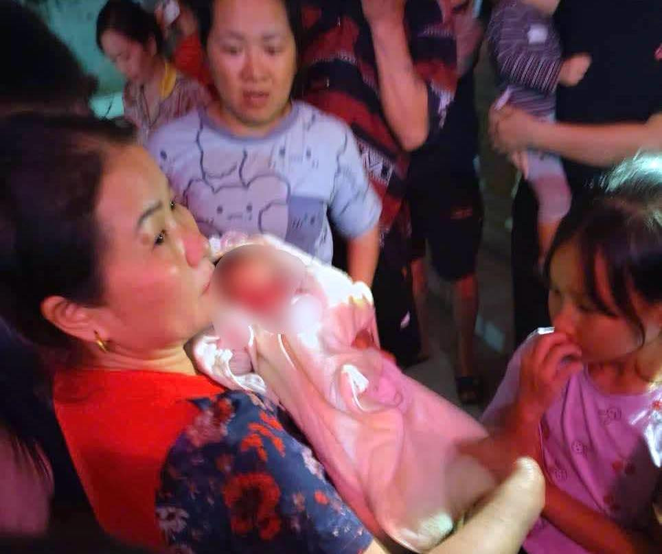 Thời điểm phát hiện bỏ rơi trước cổng nhà dân, cháu bé ngoan ngoãn, không khóc. Thời điểm phát hiện bỏ rơi trước cổng nhà dân, cháu bé ngoan ngoãn, không khóc.